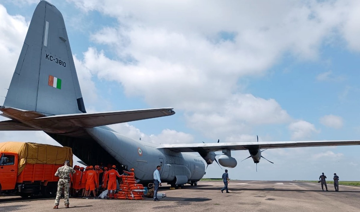 पिता-पुत्री की जोड़ी ने एक ही फॉर्मेशन में हॉक-132 विमान उड़ाए कर रचा इतिहास