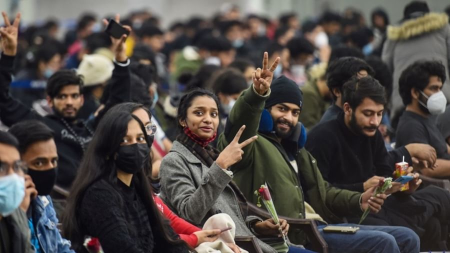 सरकार ने यूक्रेन में भारतीय छात्रों को बंधक बनाए जाने की खबरें की खारिज कहा- सभी के संपर्क में हैं दूतावास के अधिकारी