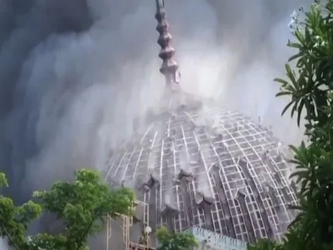 इंडोनेशिया की मस्जिद के विशाल गुंबद में लगी भीषण आग