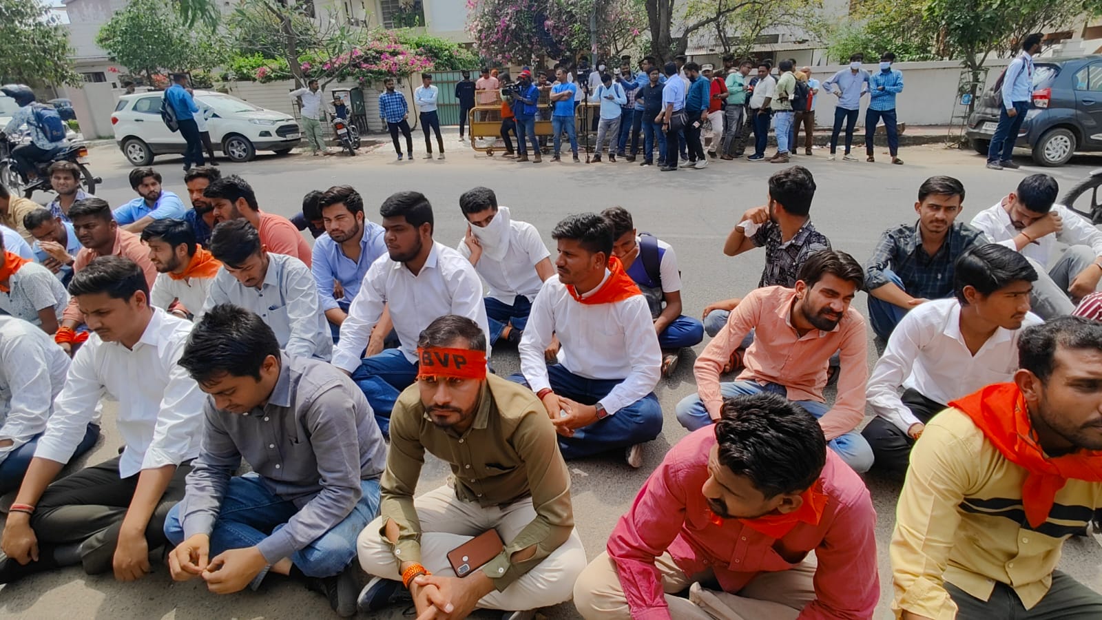 Jaipur: पुलिस की सद्बुद्धि के लिए ABVP ने गाए भजन; दंडवत होकर पूछा- 48 घंटे बाद भी कार्यकर्ताओं को कोर्ट में पेश नहीं कर रही पुलिस