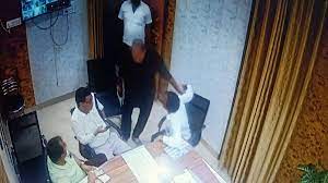 Jalaun: शिक्षक की गुंडई, BSA ऑफिस में घुसकर की अभद्रता, FIR दर्ज