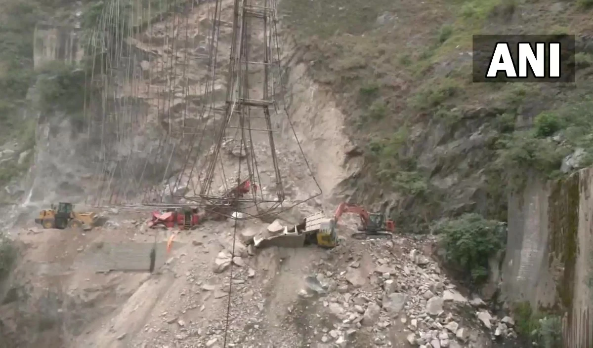  जम्मू-श्रीनगर हाईवे पर टनल का एक हिस्सा ढहा 7 लोग फंसे कई घायल रेस्क्यू ऑपरेशन जारी