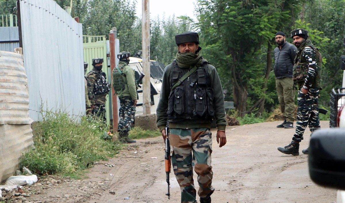 जम्मू कश्मीर के डोडा में आतंकवादी गिरफ्तार पुलिस ने किए कई हथियार बरामद 