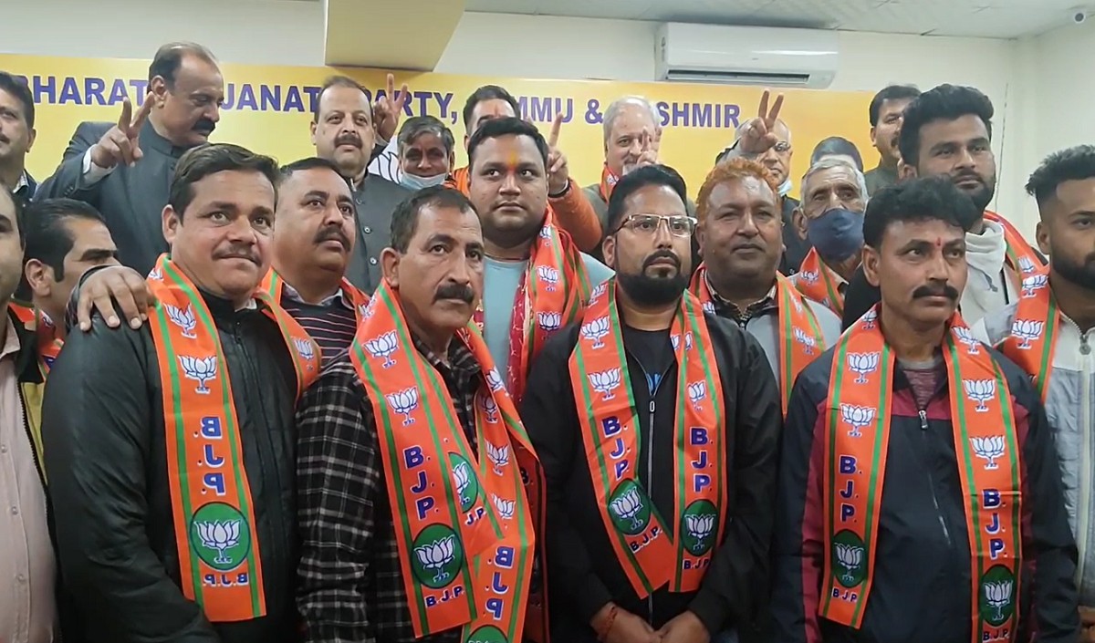 नेशनल कॉन्फ्रेंस को लगा बड़ा झटका अनिल धार समेत दर्जनों नेताओं ने थामा भाजपा का दामन कही यह अहम बात