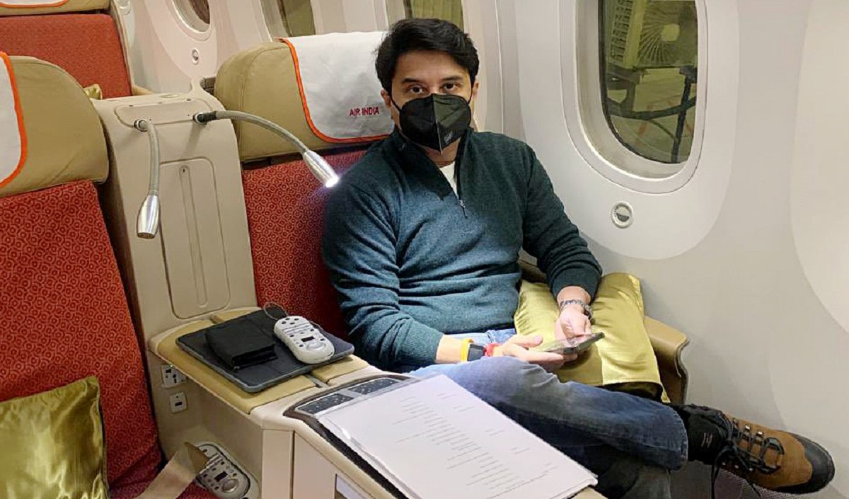 यूक्रेन में फंसे भारतीयों की मदद के लिए रोमानिया पहुंचे ज्योतिरादित्य सिंधिया छात्रों के एयरलिफ्ट की संभाली कमान