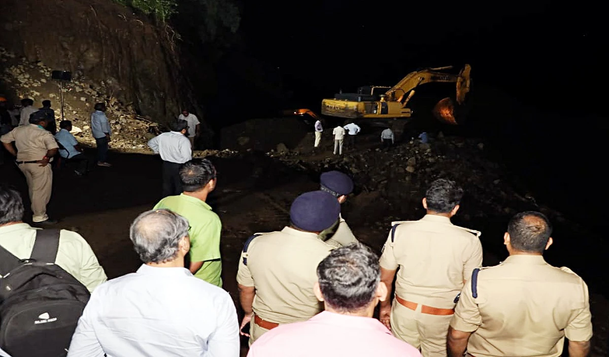 कारम बांध लीकेज मामले में 8 अधिकारियों पर गिरी गाज