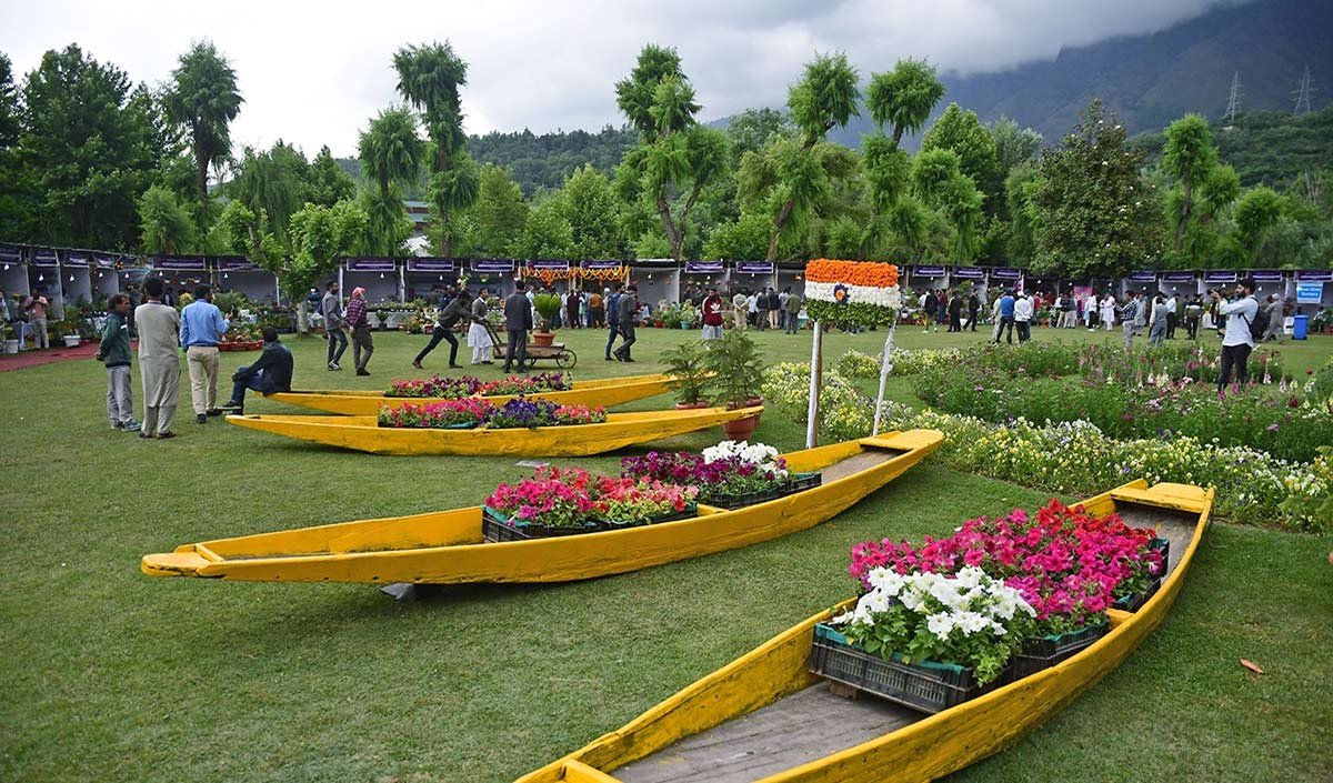 श्रीनगर फ्लावर शो में फूलों से बने उत्पाद देखकर मंत्रमुग्ध हो गये पर्यटक