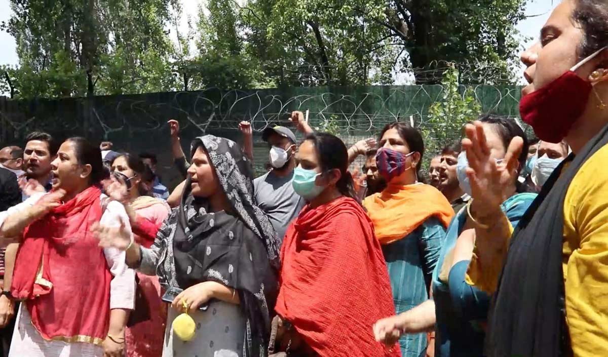 हिंदू शिक्षिका को स्कूल में घुसकर गोली मारी कश्मीरी पंडितों ने फिर से सामूहिक पलायन की चेतावनी दी