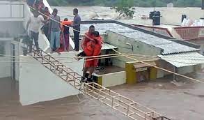 बाढ़ का कहर राजकोट जामनगर और जूनागढ़ में भारी बारिश सीएम ने लिया हालात का जायजा:गुजरात