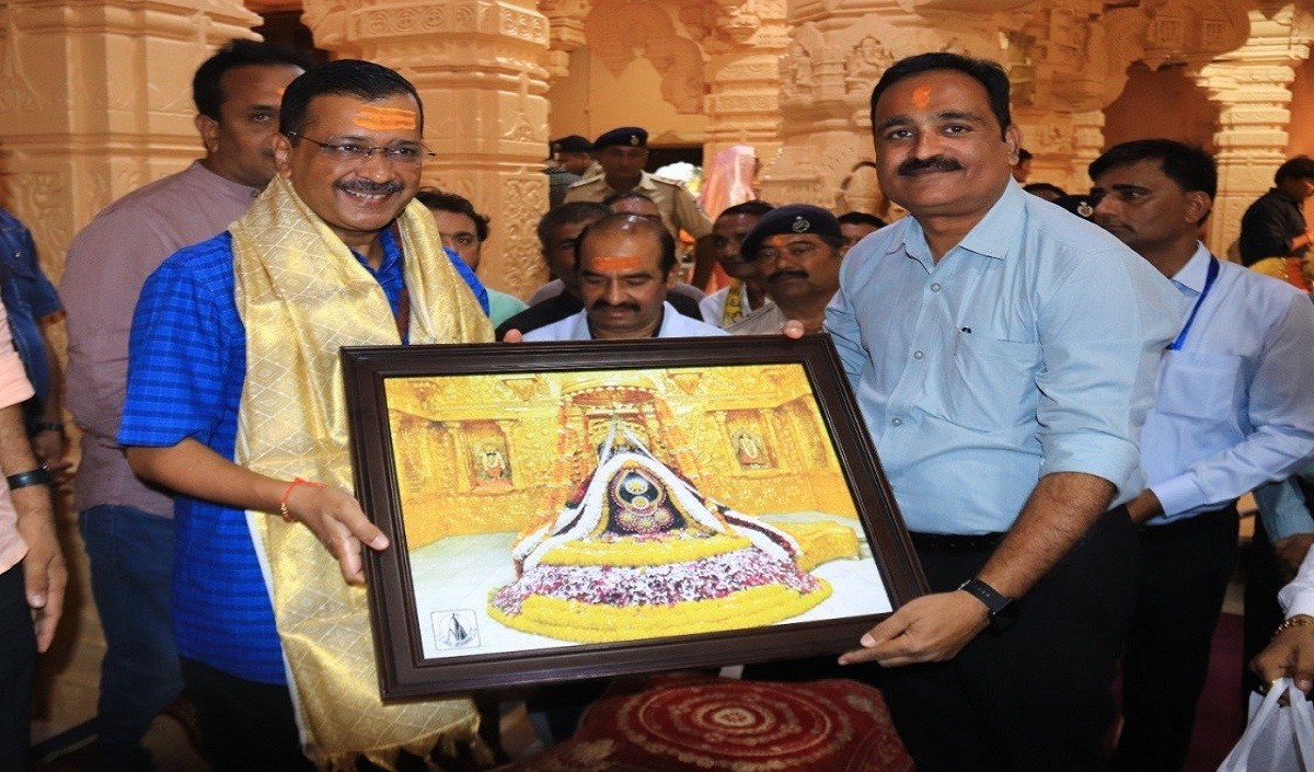 गले में रुद्राक्ष की माला और माथे पर त्रिपुंड लगाए केजरीवाल ने किए सोमनाथ के दर्शन