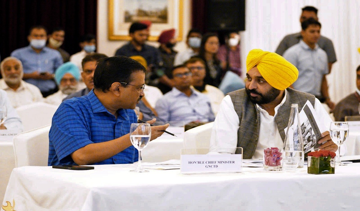 केजरीवाल-मान की प्रेस कॉन्फ्रेंस धक्का-मुक्की और मारपीट पंजाब पुलिस के कर्मियों पर दर्ज हो गया मामला