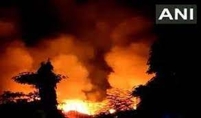 मुंबई मानखुर्द के कबाड़ गोदाम में लगी भीषण आग दमकल की गाड़ियां आग बुझाने में जुटी