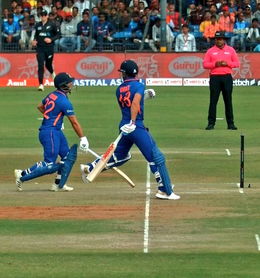 रोहित ने एक हाथ से पकड़ा कैच:ईशान किशन किसकी गलती से हुए रन आउट,देखें तीसरे वनडे के टॉप मोमेंट्स