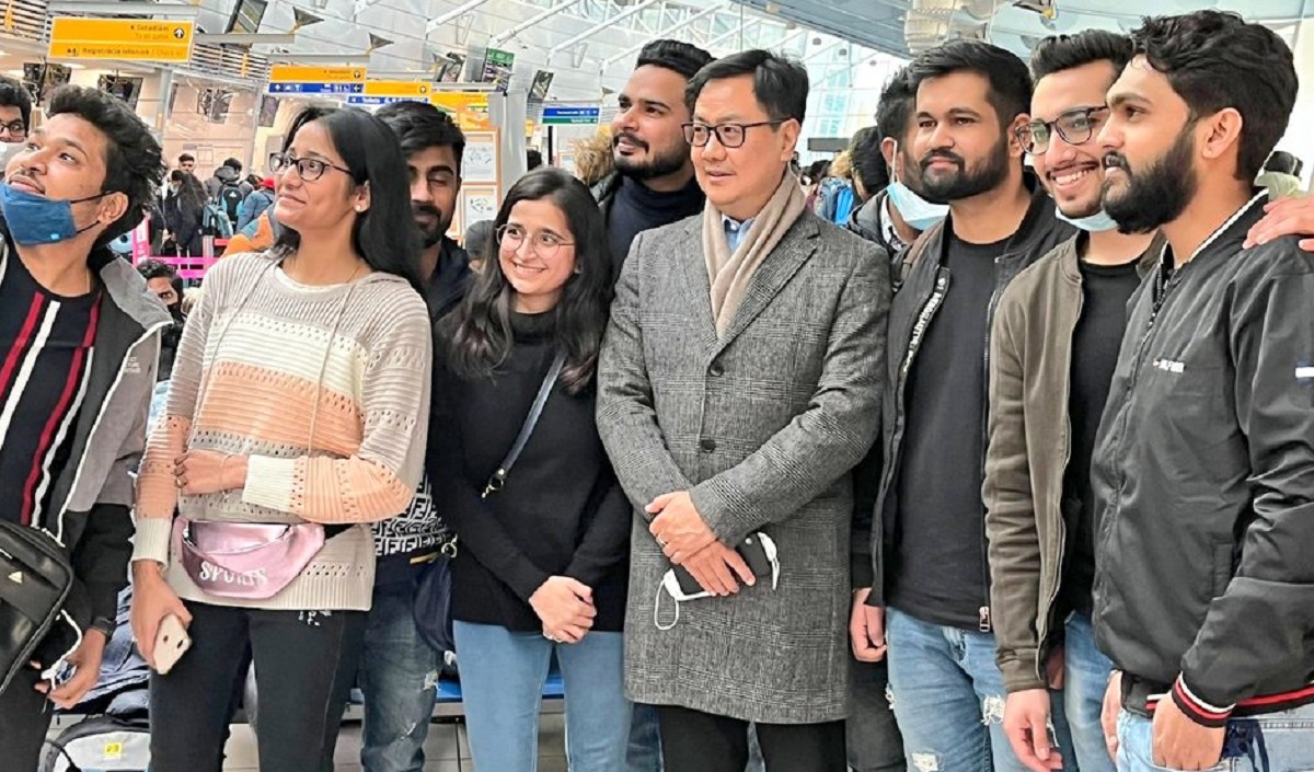 स्लोवाकिया से 370 भारतीय छात्र नई दिल्ली के लिए हुए रवाना: किरेन रिजिजू