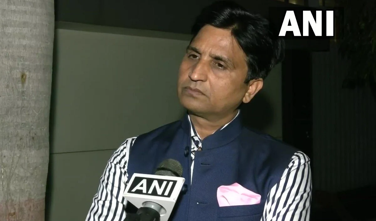 पानीपुरी खाते हुए कुमार विश्वास ने तमिलनाडु के मंत्री पोनमुडी पर कसा तंज जबान ठीक रखोगे तो स्वाद बना रहेगा