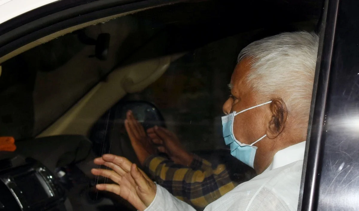 बिहार के बढ़ते राजनीतिक तापमान के बीच लालू प्रसाद यादव पटना लौटे