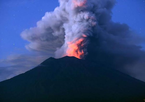 हवाई: 38 साल बाद फटा दुनिया का सबसे बड़ा ज्वालामुखी, घरों को छोड़ने की दी गई चेतावनी