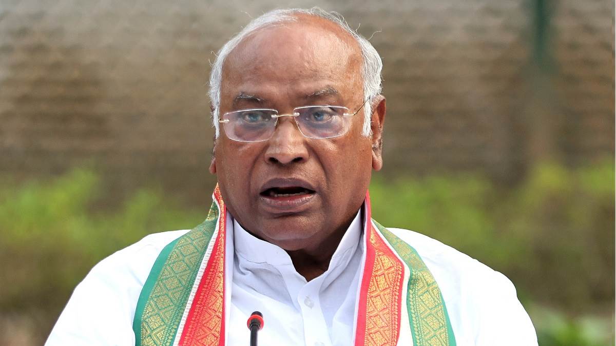 Kharge: दिल्ली में सेवा पर नियंत्रण से जुड़े अध्यादेश के मुद्दे पर मानसून सत्र से पहले फैसला होगा