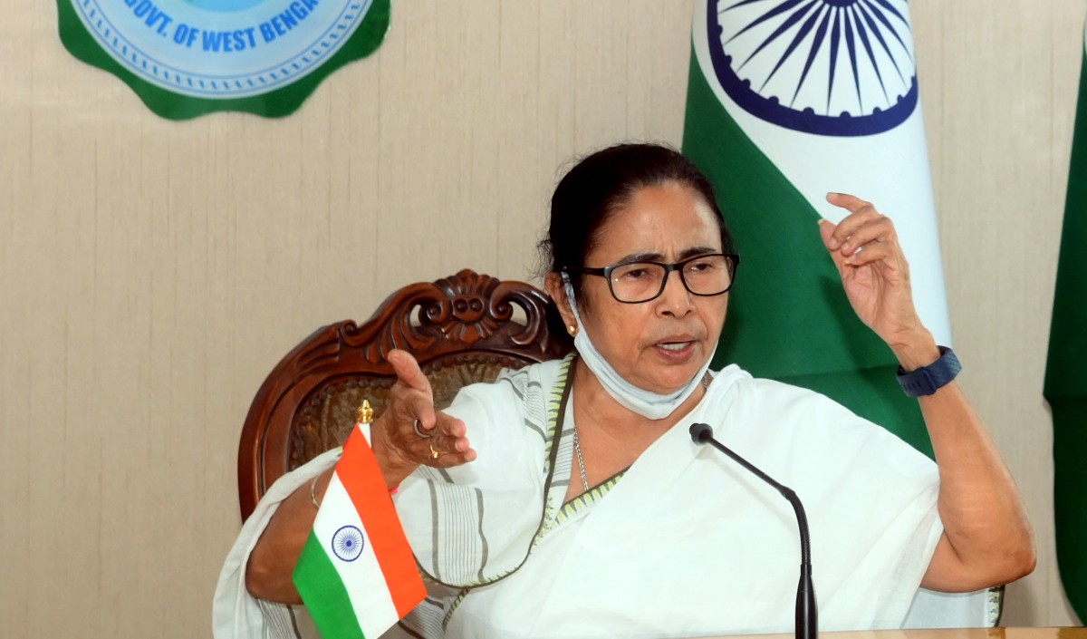 महाराष्ट्र में सरकार को गिराने के लिए करोड़ों रुपये खर्च कर रही है भाजपा: ममता