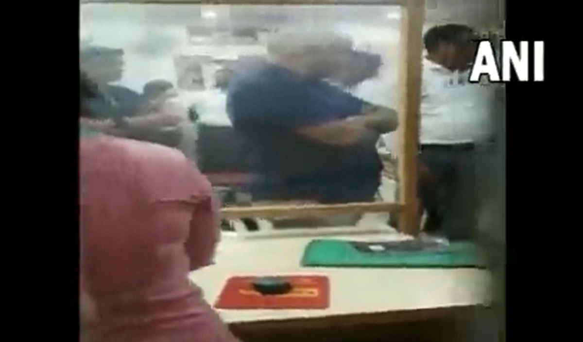 केजरीवाल बनाम भाजपा: मनीष सिसोदिया के बैंक लॉकर की CBI कर रही तलाशी