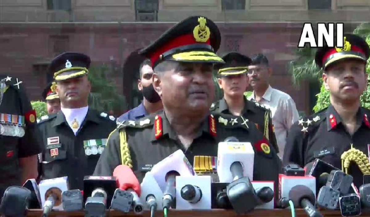 पद संभालते ही चीन को लेकर नए सेना प्रमुख का सख्त अंदाज, कहा- LAC पर किसी की भी टेढ़ी नज़र को नहीं किया जाएगा बर्दाश्त