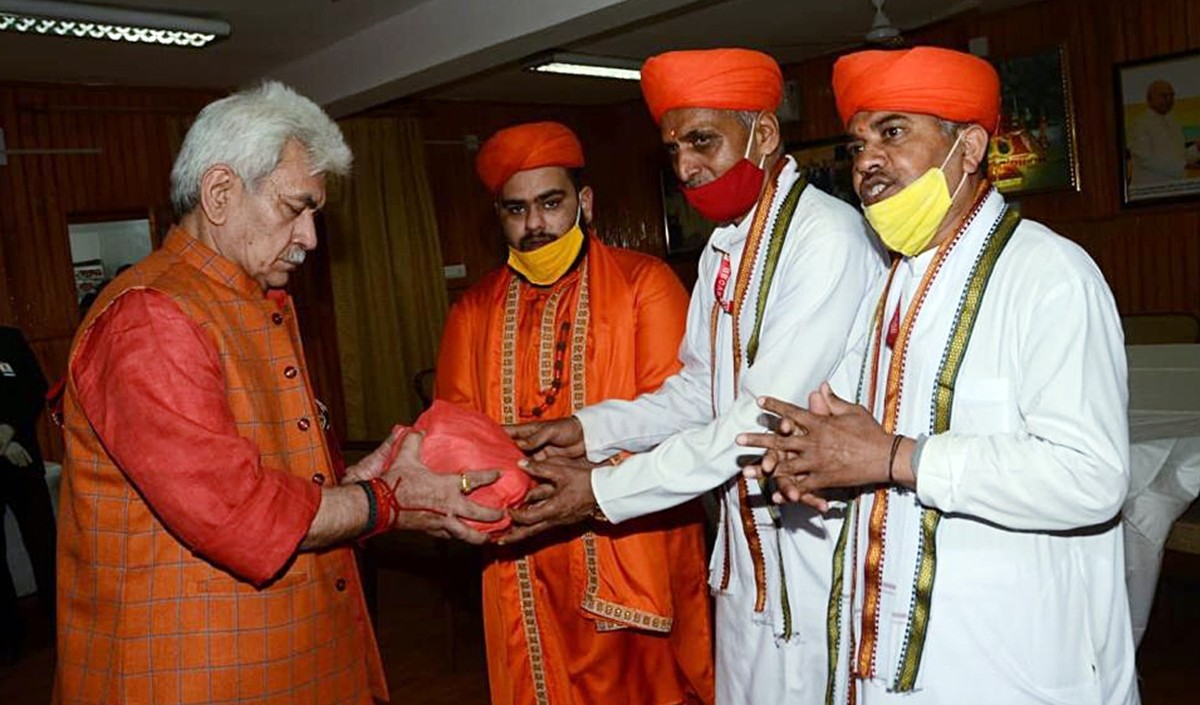 जम्मू-कश्मीर के उपराज्यपाल ने वैष्णो देवी मंदिर में दर्शन किए