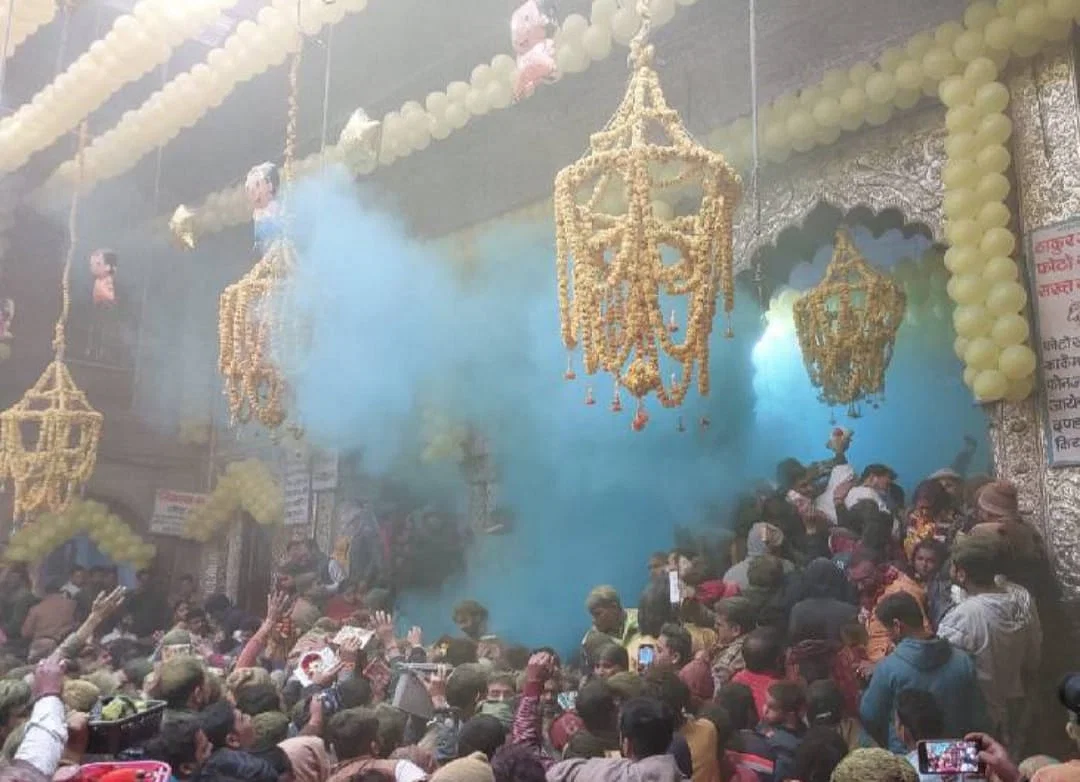 मथुरा: बांके-बिहारी में 50 हजार श्रद्धालुओं ने खेली होली, टेसू से बने रंग बरसाए गए, पंचकोसी परिक्रमा में उमड़े भक्त
