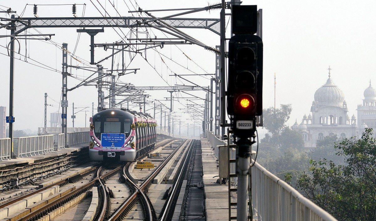 चलती मेट्रो के आगे कूदी महिला मौके पर हुई मौत मेट्रो सेवाएं हुई बाधित