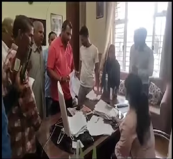 SDM और कानूनगो पर भड़के BJP MLA विनोद कुमार, रो पड़ीं SDM, FIR