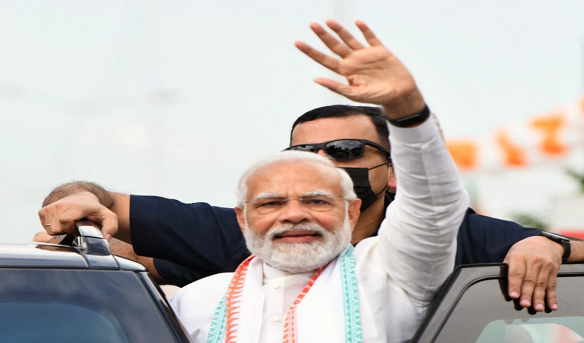 गुजरात में चुनावी तैयारियों में जुटी भाजपा पार्टी कार्यालय पहुंचकर नरेंद्र मोदी ने नेताओं को दिया जीत का मंत्र