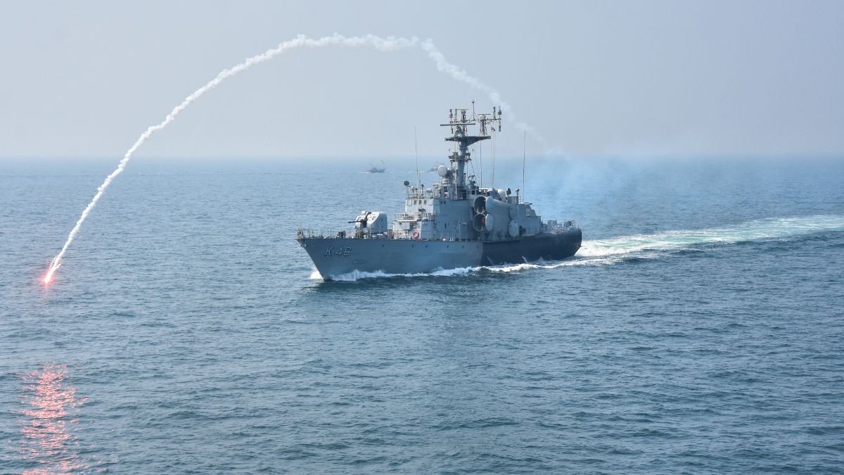 New Delhi: Indian Navy ने एमवी केम प्लूटो पर ड्रोन हमले की पुष्टि की, अरब सागर में तैनात किए  तीन युद्धपोत 