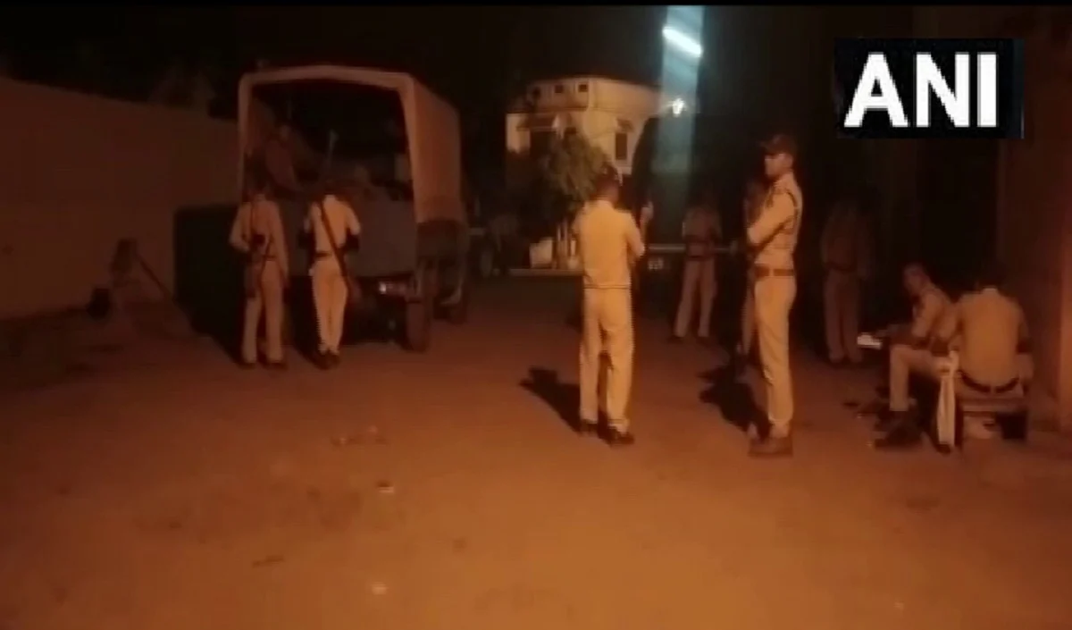 MP के नीमच में भिड़े दो समुदाय दरगाह के पास मंदिर बनाने को लेकर विवाद जमकर पथराव धारा 144 लागू