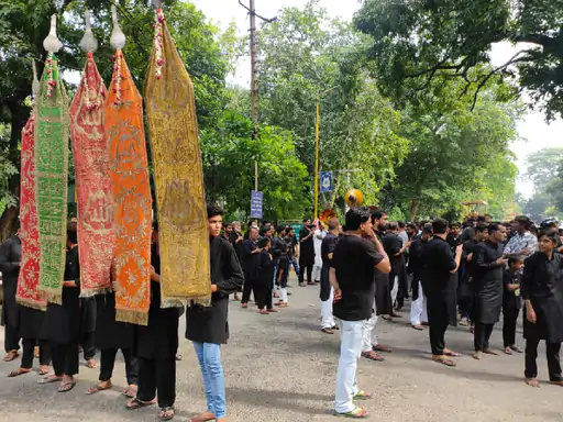 ताज़ियो के जुलूस में अज़ादारों ने या हुसैन या हुसैन की सदाएं कीं बुलंद