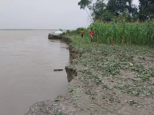 शारदा और घाघरा का जलस्तर बढ़ा 9 गांवों को खतरा 3 बैराजों से छोड़ा गया 3 लाख क्यूसेक पानी