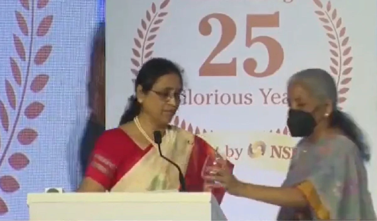 निर्मला सीतारमण की जमकर हो रही वाहवाही अधिकारी ने स्टॉफ से मांगा पानी तो बोतल लेकर खुद पहुंचीं केंद्रीय मंत्री