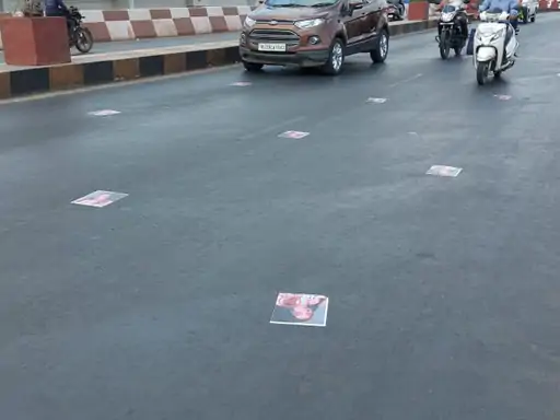 सूरत की सड़क पर नूपुर शर्मा के पोस्टर निलंबित भाजपा प्रवक्ता के फोटो पर क्रॉस और जूते के निशान गिरफ्तारी की मांग