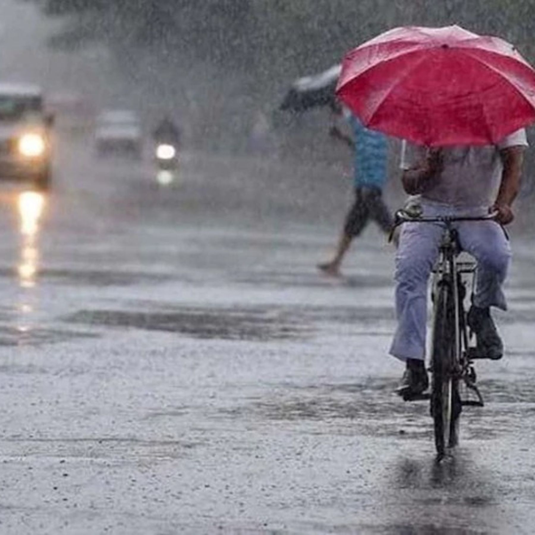 आगरा में तेज बारिश के साथ ओले गिरे:मौसम विभाग ने 26 तक बारिश की चेतावनी दी, फसल बर्बाद हो सकती है