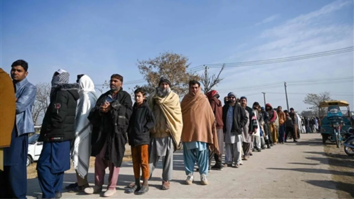 Pakistan में गेहूं संकट का कारण क्‍या है, आटा लेने की लाइन में दम तोड़ती जिंदगी