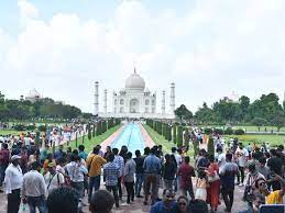 आगरा...पर्यटकों से फिर गुलजार हुआ ताजमहल:कोरोना काल के बाद पहली बार 1 दिन में 30 हजार पर्यटक ताज के दीदार को पहुंचे,