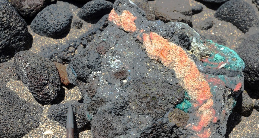 इस देश के द्वीप पर मिली प्लास्टिक की चट्टान, पर्यावरण के लिए बताया भयानक