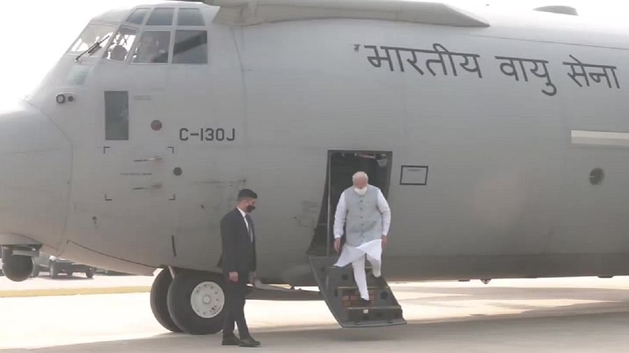 PM मोदी पहुंचे लखनऊ, डीजीपी कॉन्फ्रेंस में आंतरिक सुरक्षा के लिए बनेगी रणनीति