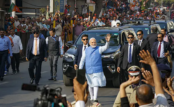BJP की मीटिंग से पहले PM मोदी का रोड शो:दिल्ली में राष्ट्रीय कार्यसमिति की बैठक,बनेगी 9 राज्यों के चुनाव की स्ट्रैटजी 