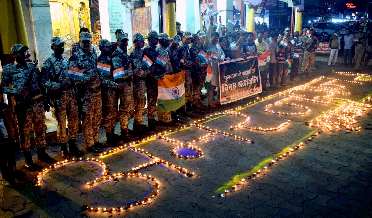 भारत के इतिहास का काला दिन! जब 40 जवानों पर पाक आतंकियों ने किया था कायराना हमला बन गयी थी युद्ध की स्थिति