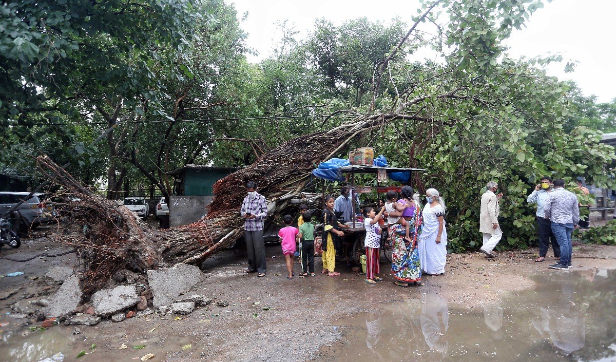 दिल्ली-एनसीआर में भारी बारिश तूफान से उड़ानें प्रभावित यातायात बाधित होने की संभावना