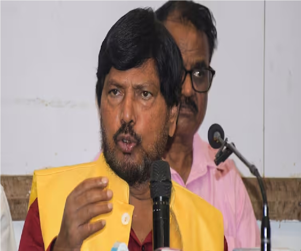 रामदास अठावले की दो टूक, हिंदी का विरोध उचित नहीं, राज ठाकरे को अपनी भूमिका बदलने की ज़रूरत