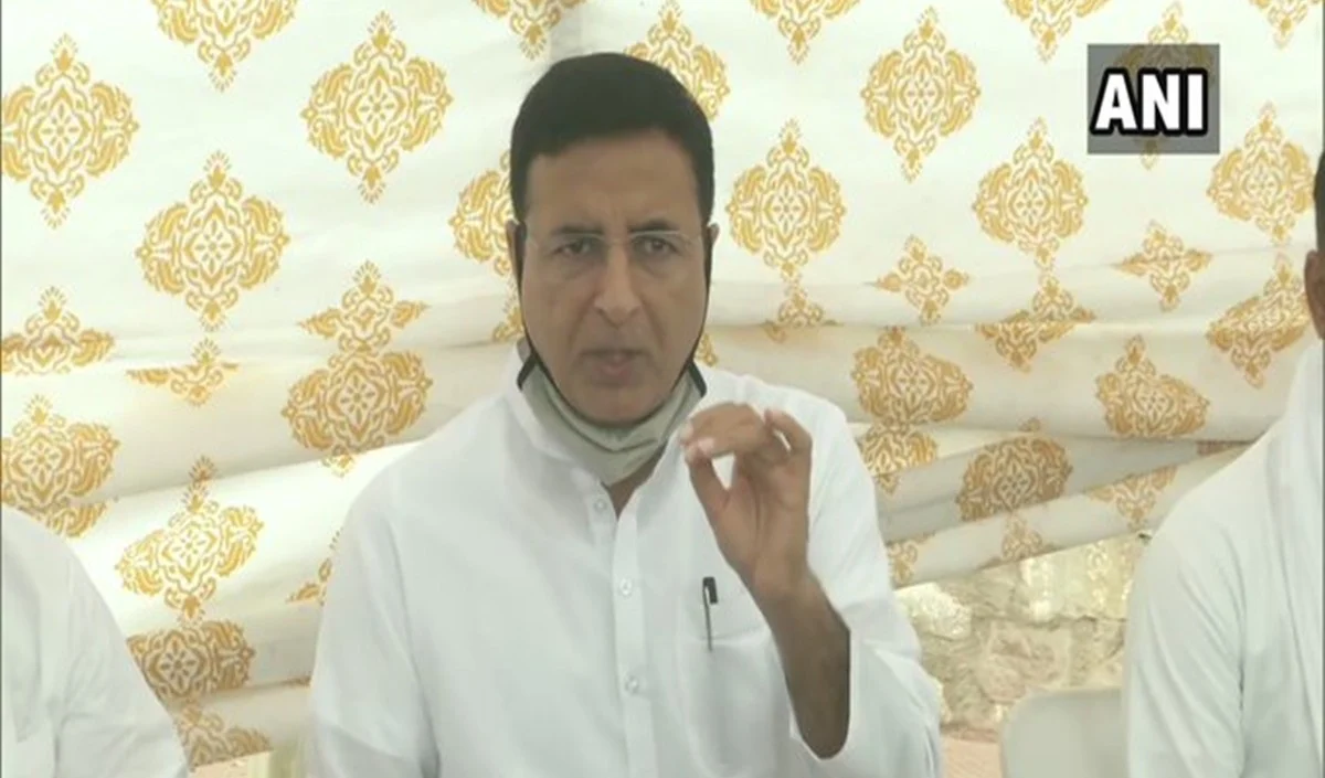 बदसूरत अतीत से बचने के लिए इतिहास को गलत साबित करना भाजपा-संघ का एजेंडा : सुरजेवाला