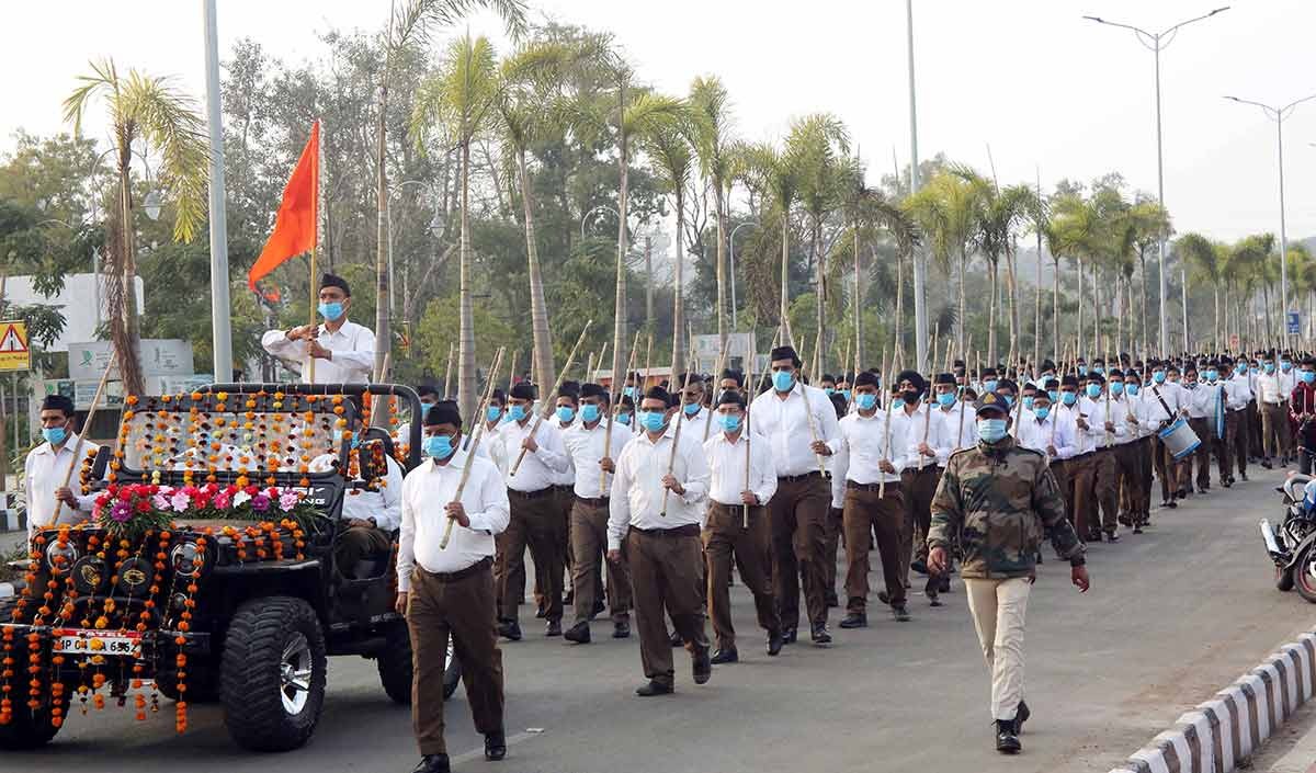 गर्दन तक घोटालों में फंसी कांग्रेस ध्यान भटकाने के लिए संघ पर आरोप लगा रही है