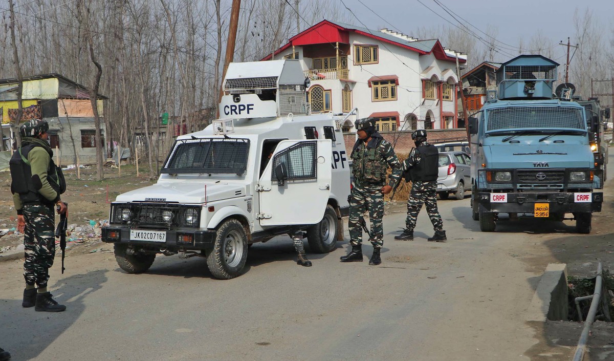 जम्मू कश्मीर: सुरक्षा बलों ने पुलवामा में जैश के आतंकी को गिरफ्तार