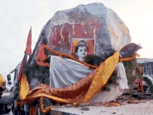 अयोध्या:नेपाल की शालिग्राम शिला से बनेगी राम-सीता की मूर्ति,नदी से निकालकर अयोध्या लाई जा रहीं 40 टन वजनी दो शिलाएं, दावा-6 करोड़ साल पुरानी