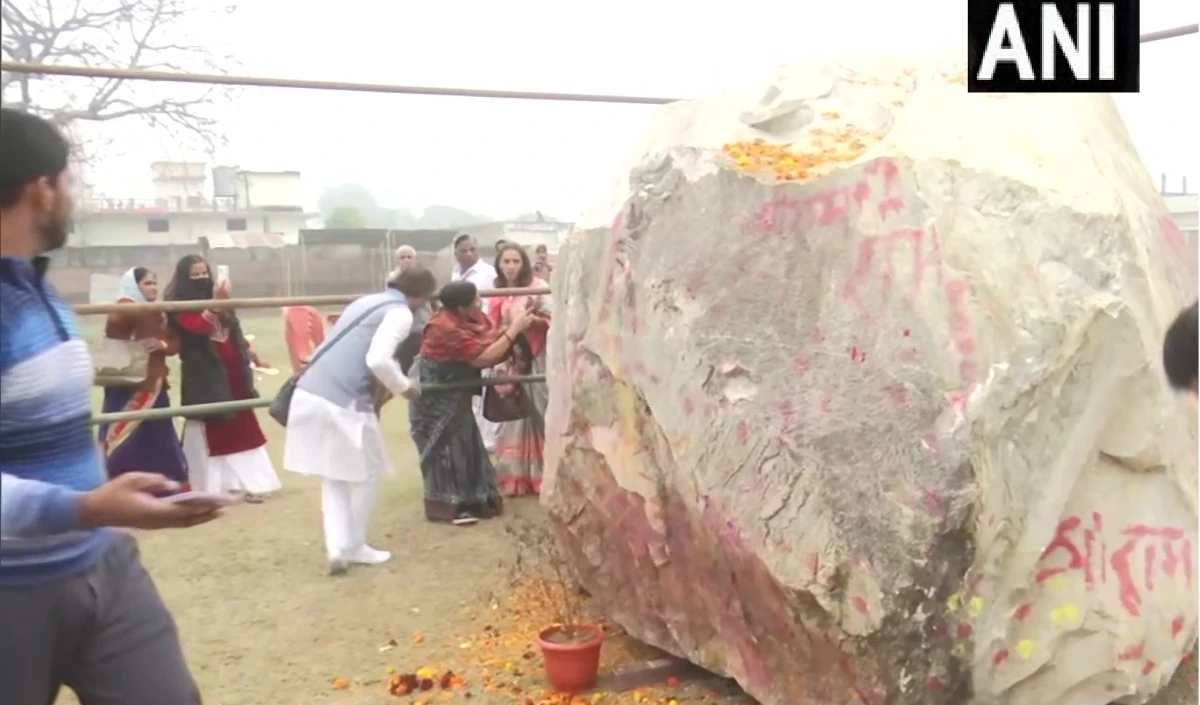 लगभग 6 करोड़ साल पुरानी शालिग्राम चट्टानें अयोध्या पहुंची, चट्टानों पर उकेरी जाएगी भगवान राम की मूर्ति